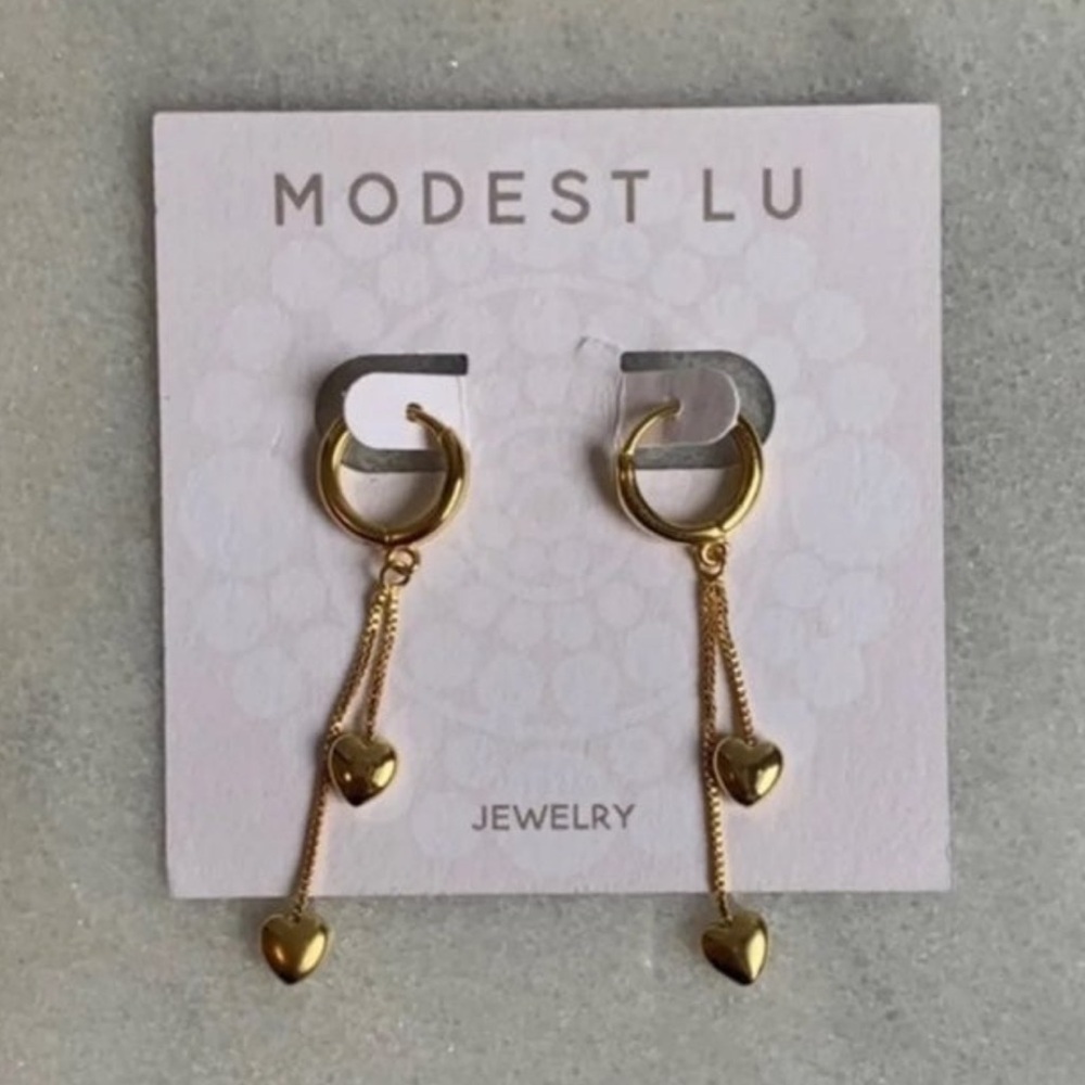 COPY - Gold Heart Dangle Tassel Huggie Hoop Earrings
Brand New - Picture 2 of 4